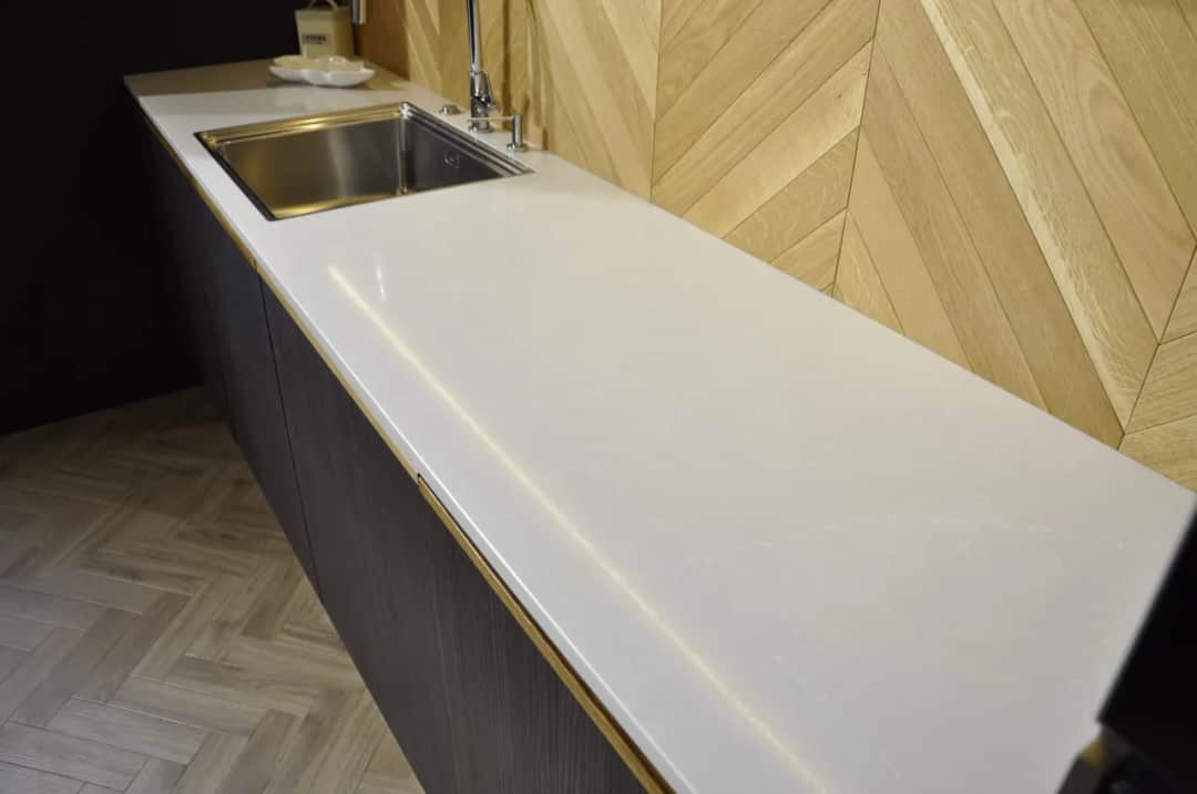 Biały konglomerat kwarcowy – idealny wybór do nowoczesnych wnętrz