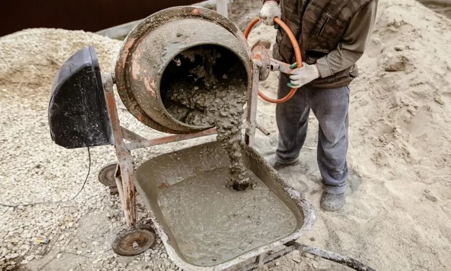 Plastyfikator do betonu: korzyści i zagrożenia - co musisz wiedzieć