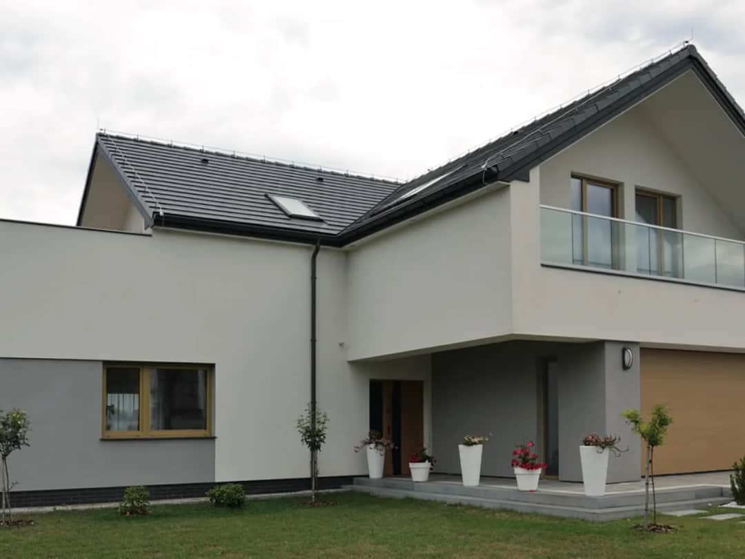 Skuteczne sposoby na to, czym umyć elewację domu i uniknąć zniszczeń