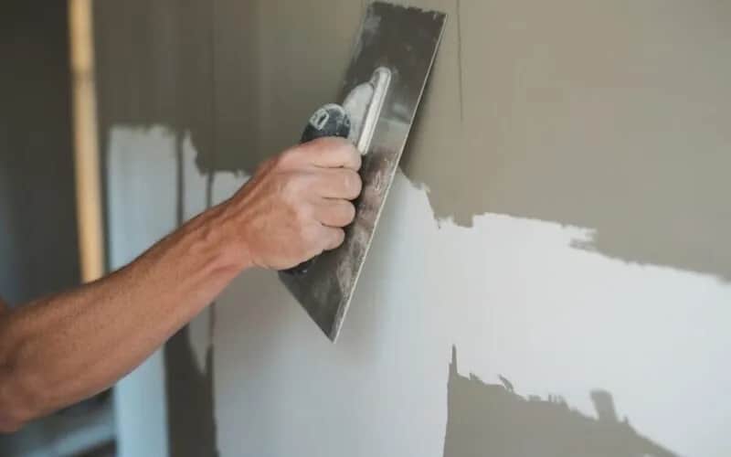 Czy szlifować pierwszą warstwę gładzi, aby uniknąć nierówności? Czy szlifować pierwszą warstwę gładzi, aby uniknąć nierówności?