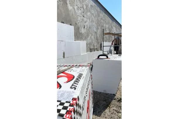 Ile kołków na płytę styropianu? Sprawdź, by uniknąć błędów w montażu