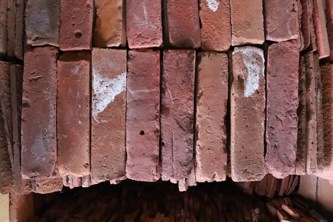 Skuteczne sposoby na to, jak wyczyścić cegły z zaprawy bez uszkodzeń