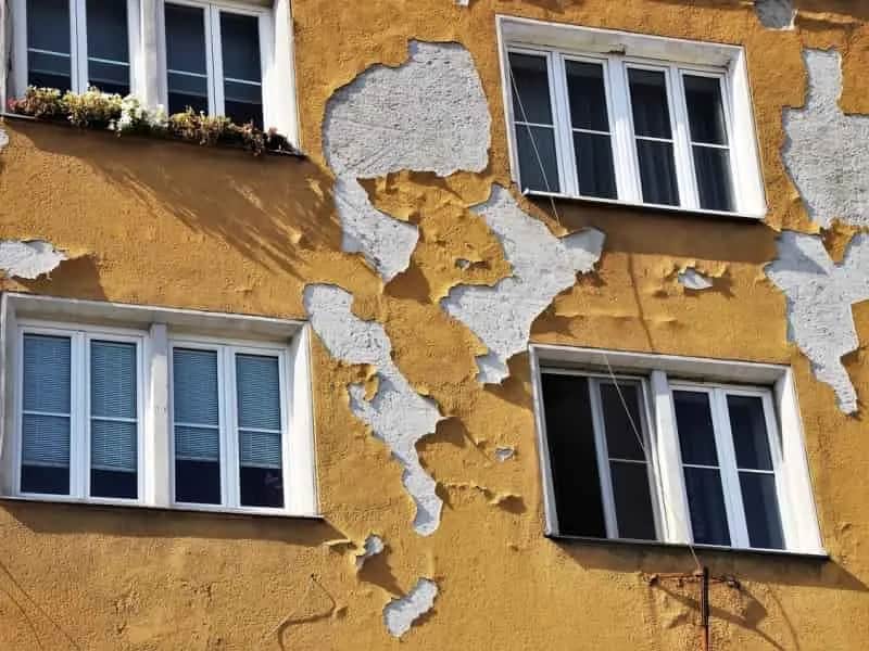 Jak odnowić stary tynk zewnętrzny i uniknąć kosztownych błędów