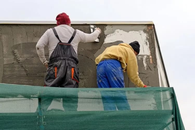 Ile metrów wychodzi z wiadra tynku? Sprawdź, jak to obliczyć!