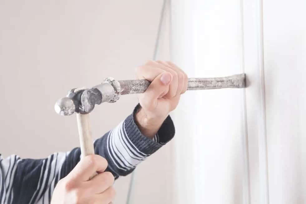 Jak skuć tynk: 8 kroków do skutecznego usunięcia ze ściany