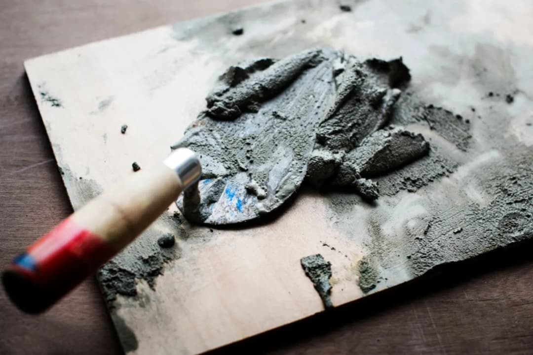 Jak usunąć stary klej z betonu: 5 skutecznych metod - poradnik