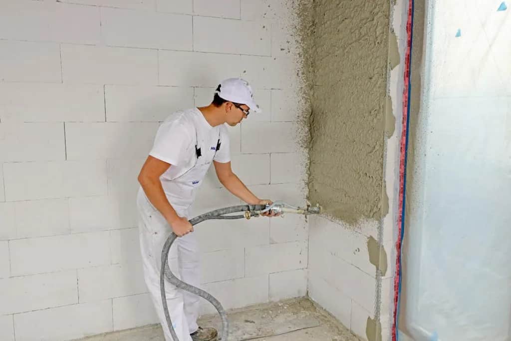 Tynki maszynowe czy ręczne? Porównanie zalet i wad obu metod