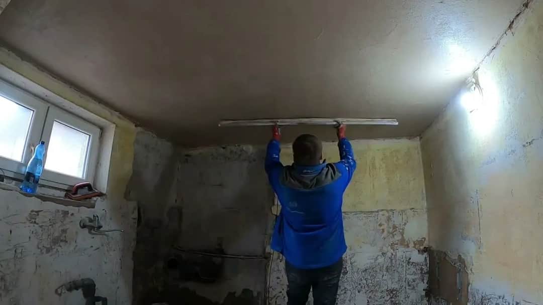 Jak położyć tynk na suficie: 9 kroków do idealnej powierzchni