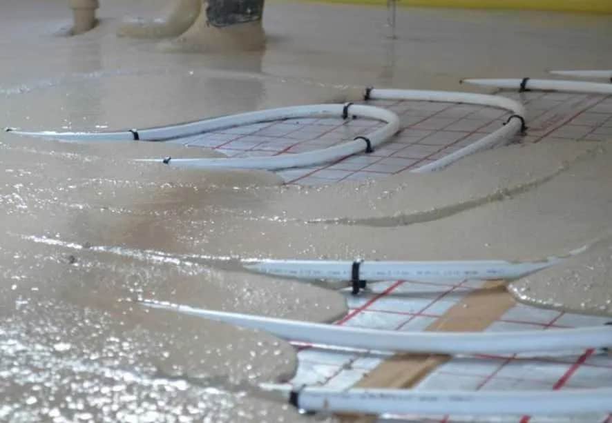 Zaprawa wyrównująca czy samopoziomująca – co wybrać dla idealnego podłoża?