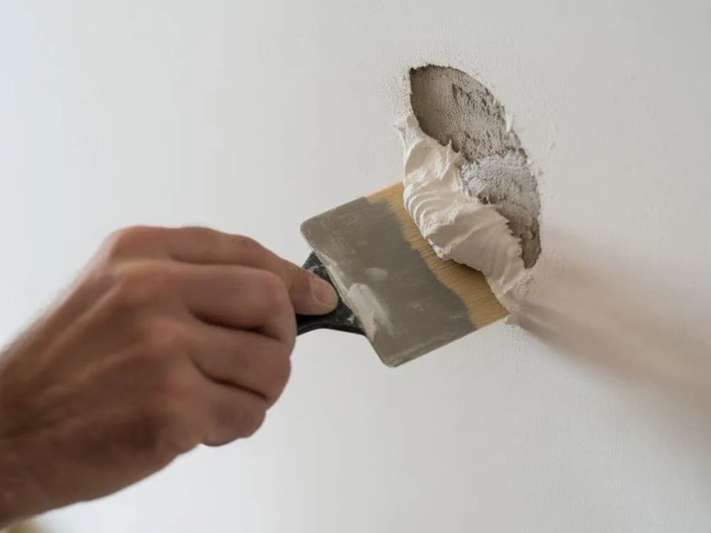 Jak załatać dziurę w ścianie - skuteczne metody naprawy bez błędów