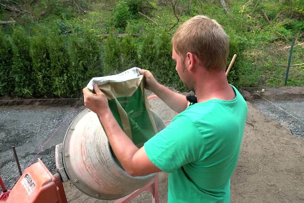 Ile betonu z betoniarki 150 litrów? Sprawdź, ile taczki uzyskasz