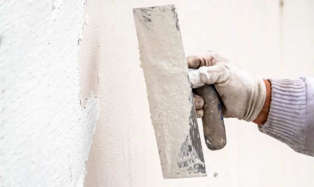 Który tynk lepszy: akrylowy czy silikatowy? Porównanie i zalety