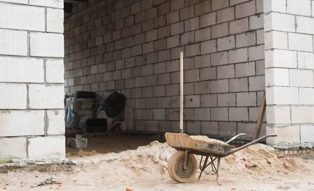 Ile zaprawy na m2 muru z pustaka? Dokładne obliczenia i porady