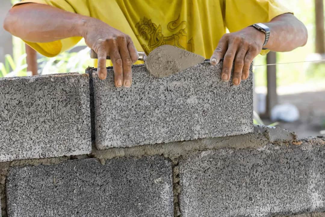 Jaką zaprawę wybrać do bloczków betonowych fundamentowych, aby uniknąć problemów?