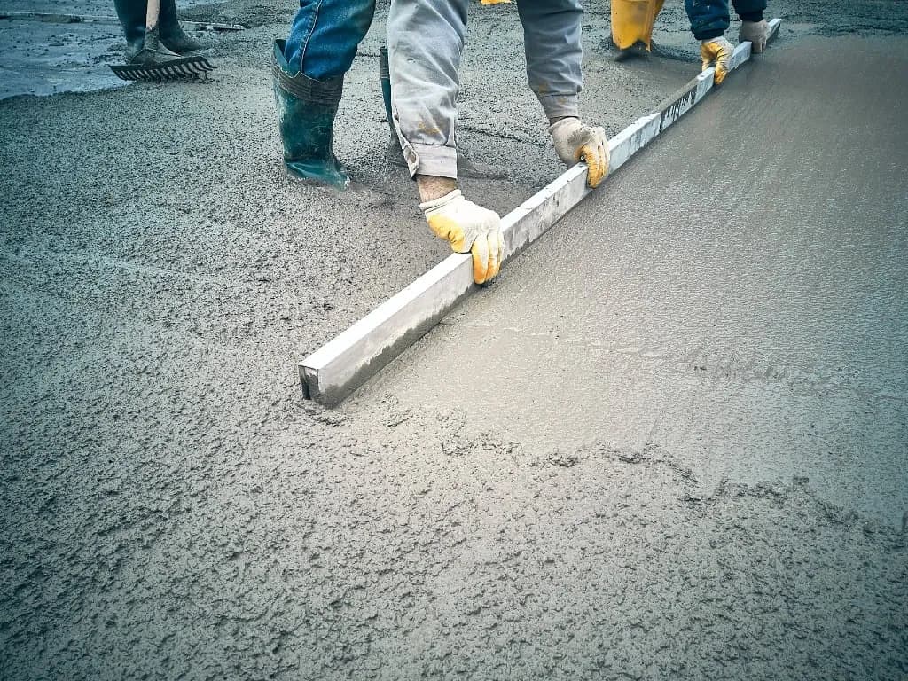 Jaki cement na posadzkę w garażu? Wybierz najlepszy rodzaj