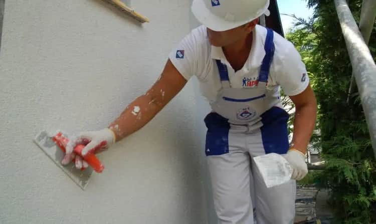 Jak wykonać tynki elewacyjne bez błędów – krok po kroku do sukcesu