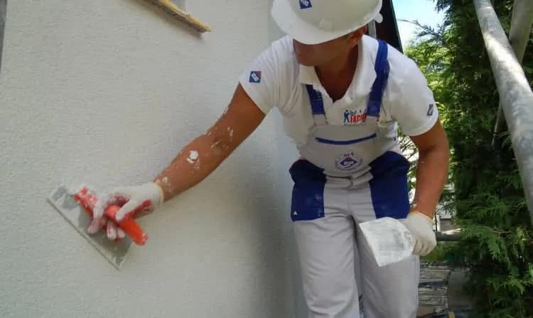 Jak wykonać tynki elewacyjne bez błędów – krok po kroku do sukcesu