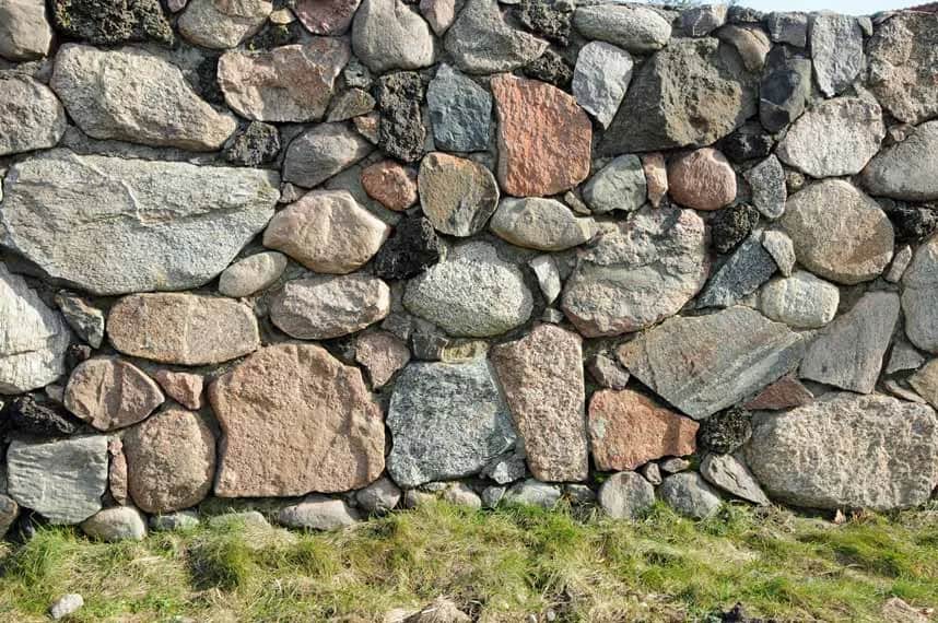 Jaką zaprawę do kamienia polnego wybrać, aby uniknąć problemów?