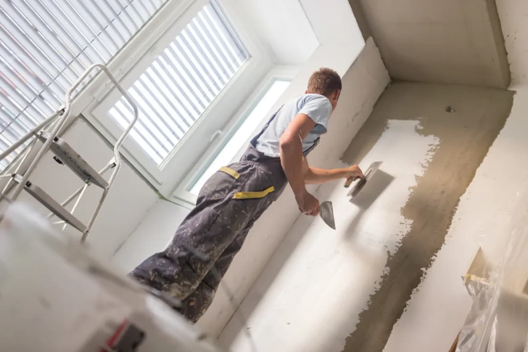 Jakie tynki wewnętrzne lepsze? Porównanie gipsowych i cementowych