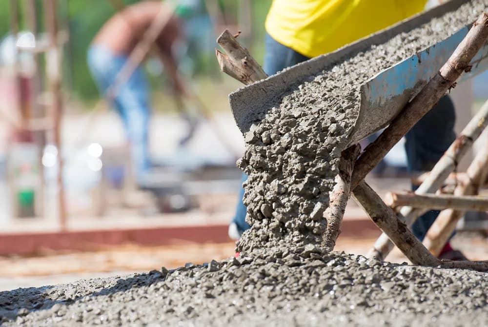 Ile cementu na kubik betonu? Poznaj kluczowe różnice w ilości